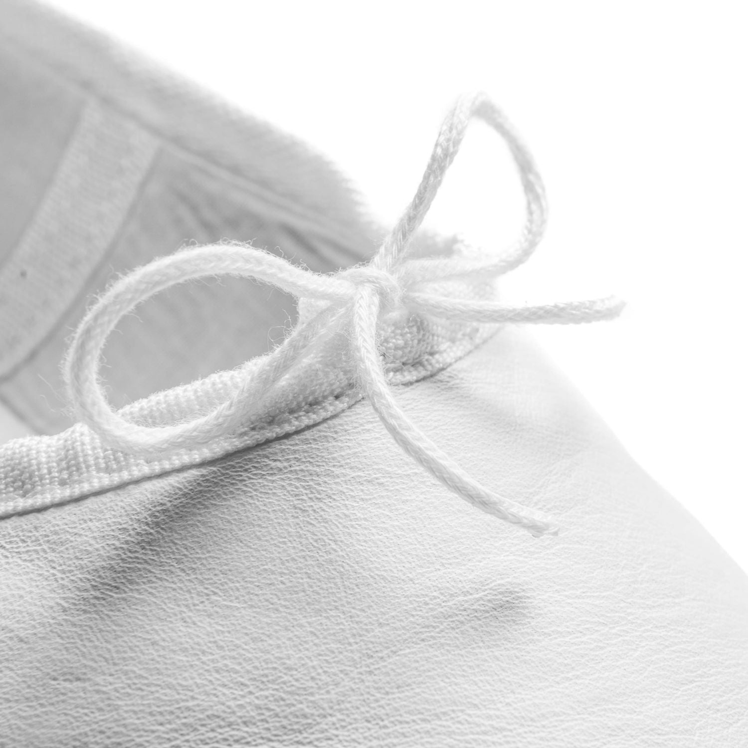 Nahaufnahme eines Rumpf 1003 Ballettschläppchen Leder in Weiß mit Schleife, ideal für Anfänger, auf weißem Hintergrund.